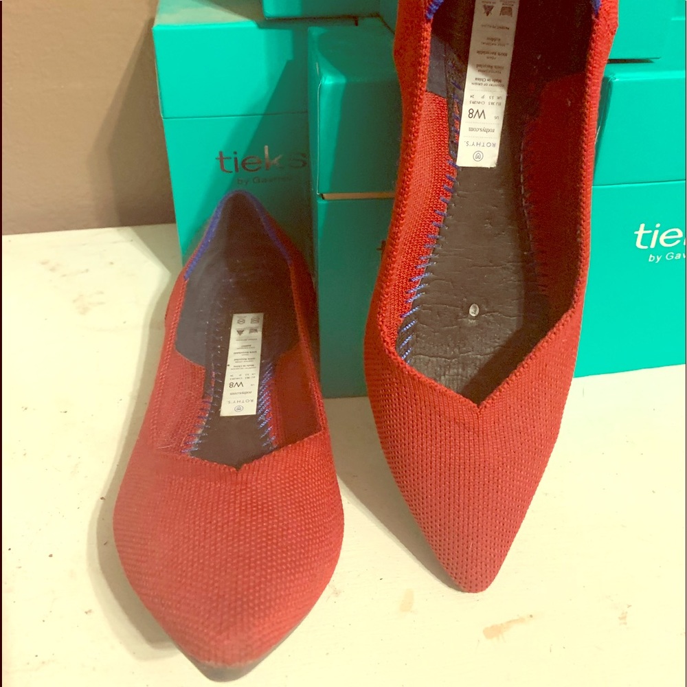 Red ❤️ Rothys Point